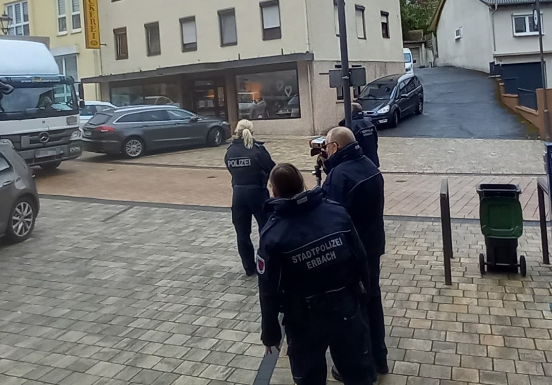 Polizisten bei Geschwindigkeitsmessungen mittels einer Laserpistole in einer Straße