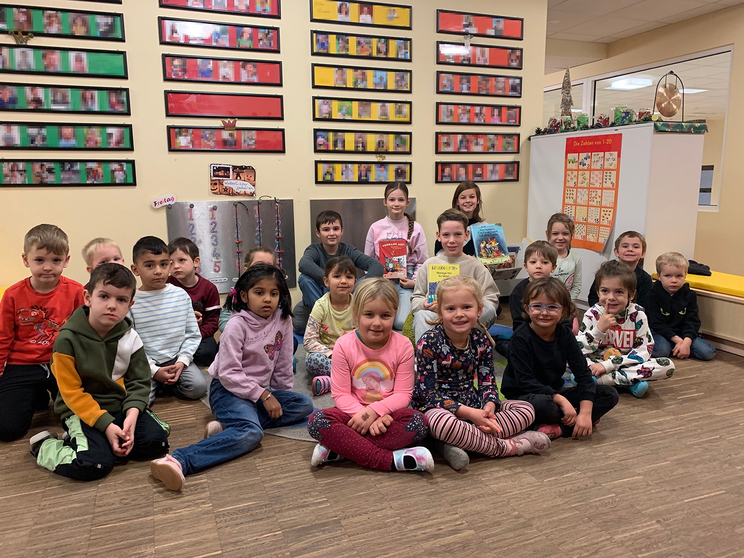 Gruppenbild Kita-Kinder auf Fußboden