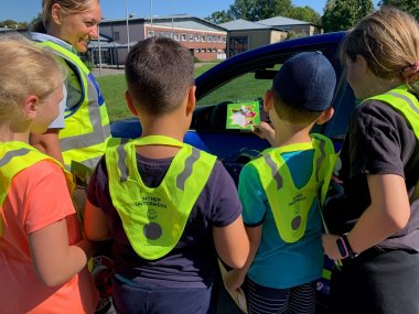 Blitz für Kids - Grüne Karte Kinder verteilen grüne Karte an Autofahrer
