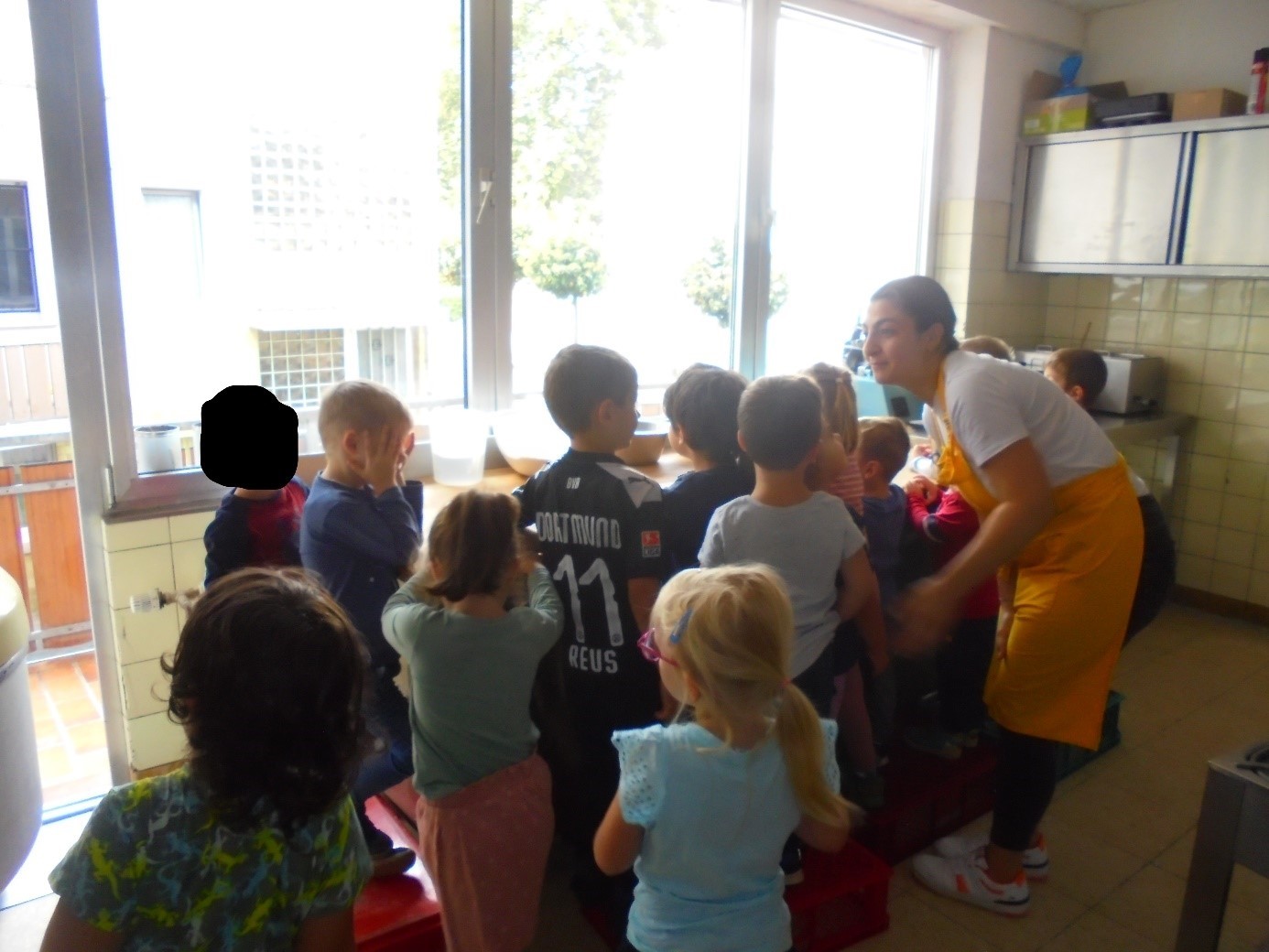 Kita-Kinder mit Bäckerein in Backstube