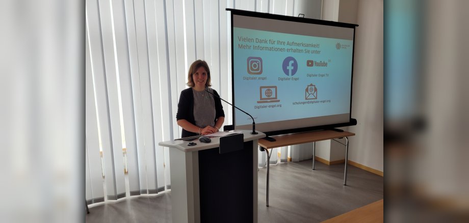 Theresa Kuper von den „digitalen Engeln“ hat am 17.04. in der Orangerie am Lustgarten Seniorinnen und Senioren über den Umgang mit Fake News und Desinformation im Netz informiert und beraten. Theresa Kuper von den „digitalen Engeln“ hat am 17.04. in der Orangerie am Lustgarten Seniorinnen und Senioren über den Umgang mit Fake News und Desinformation im Netz informiert und beraten.