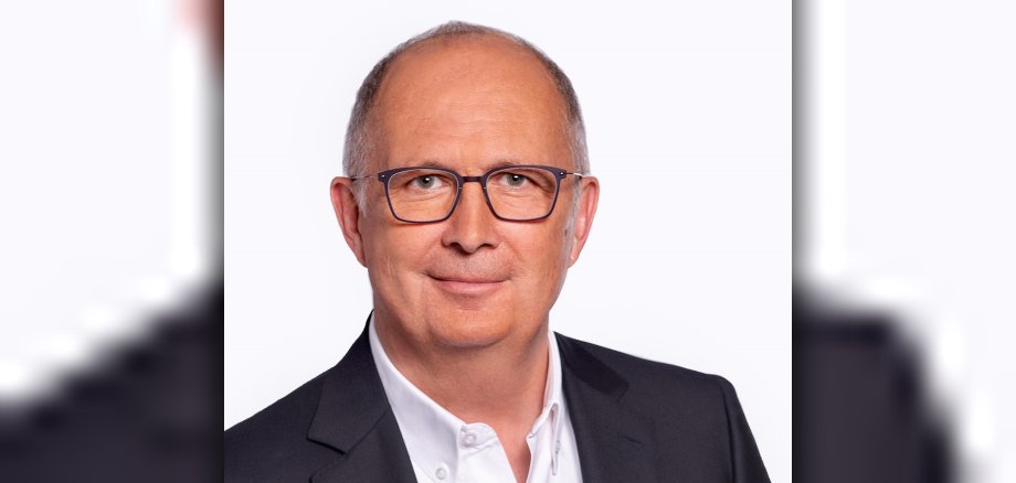 Portraitfoto von Bürgermeister in Hemd und Jacket