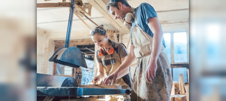 Schreiner bei der Arbeit