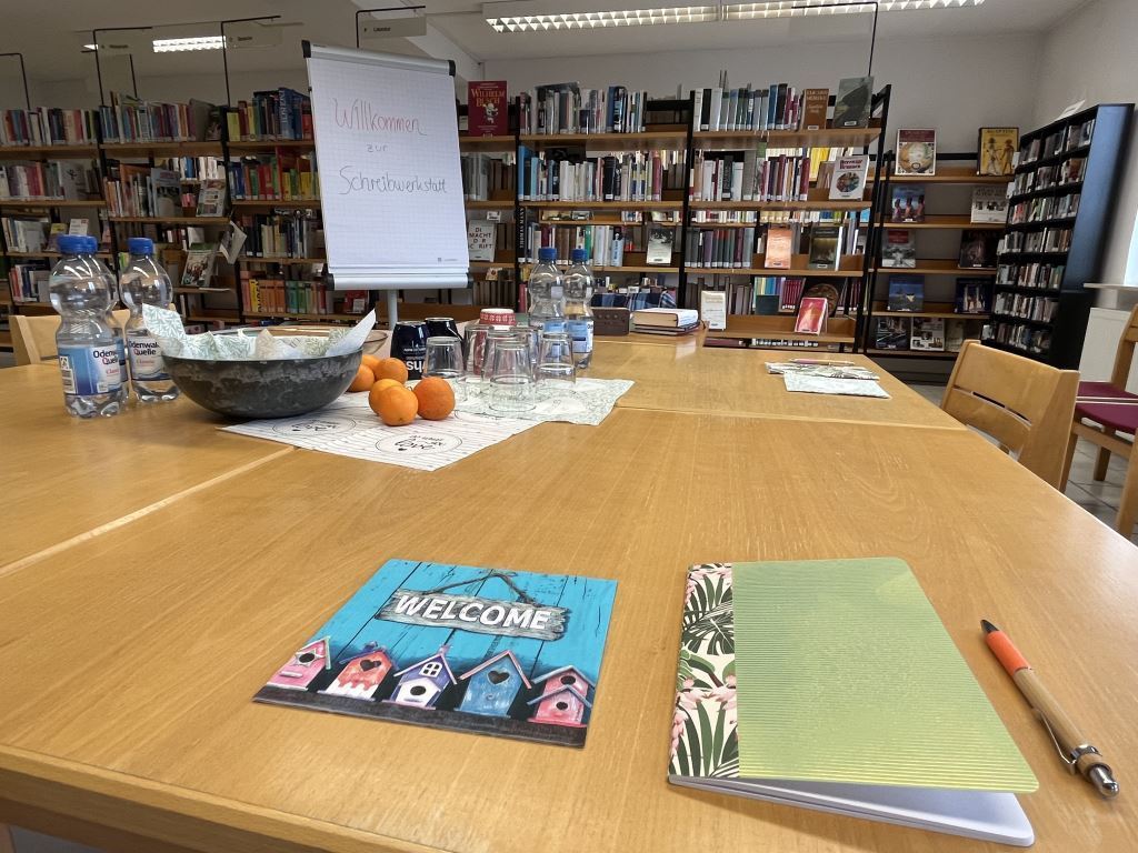 Schreibtisch mit Büchern in Bücherei