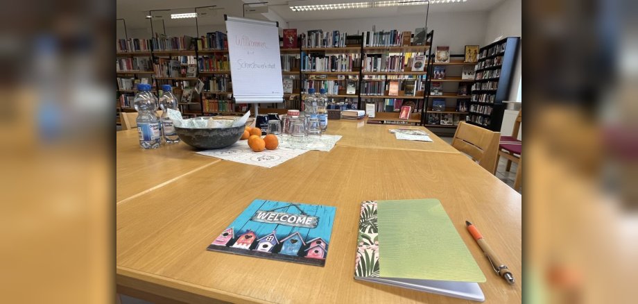 Schreibtisch mit Büchern in Bücherei