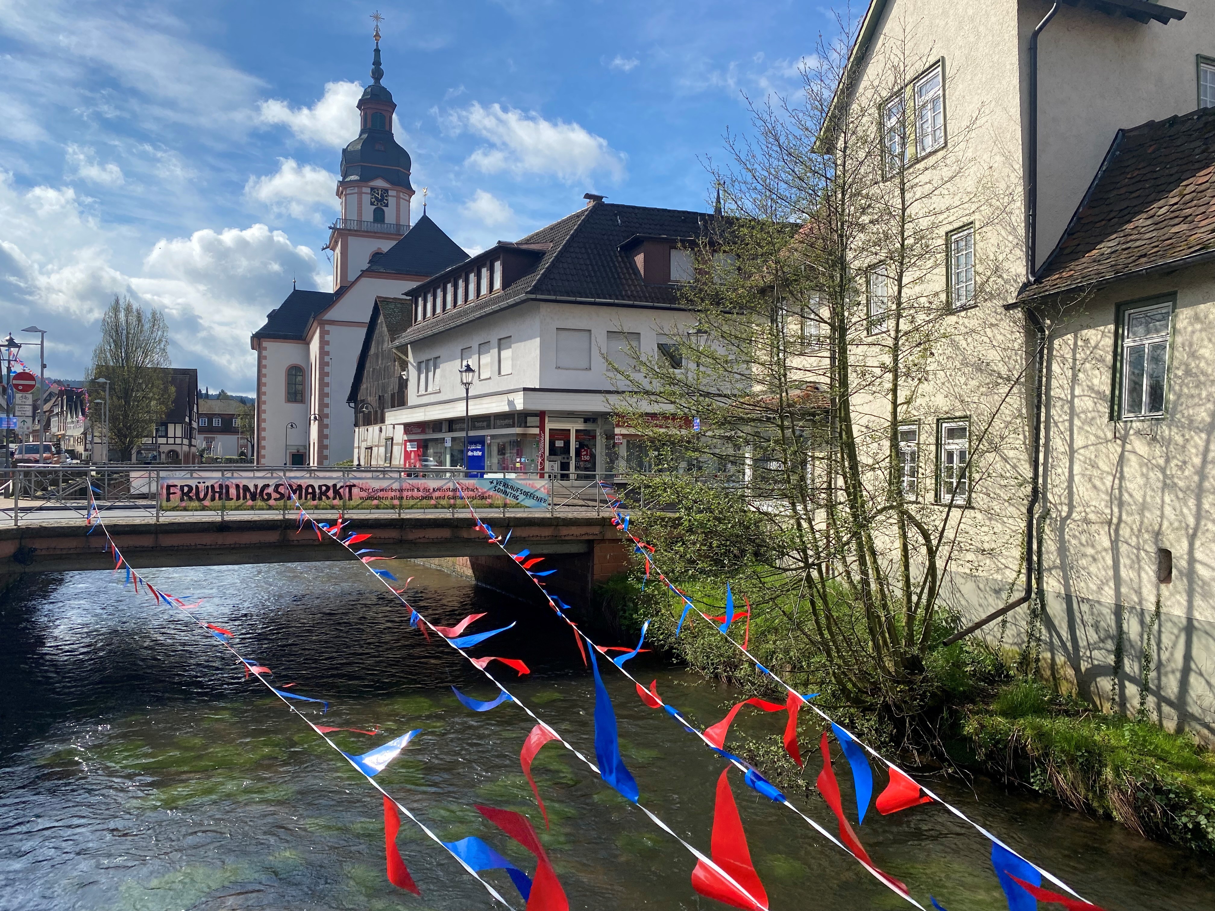 Blick auf Mümling mit Kirche im Hintergrund
