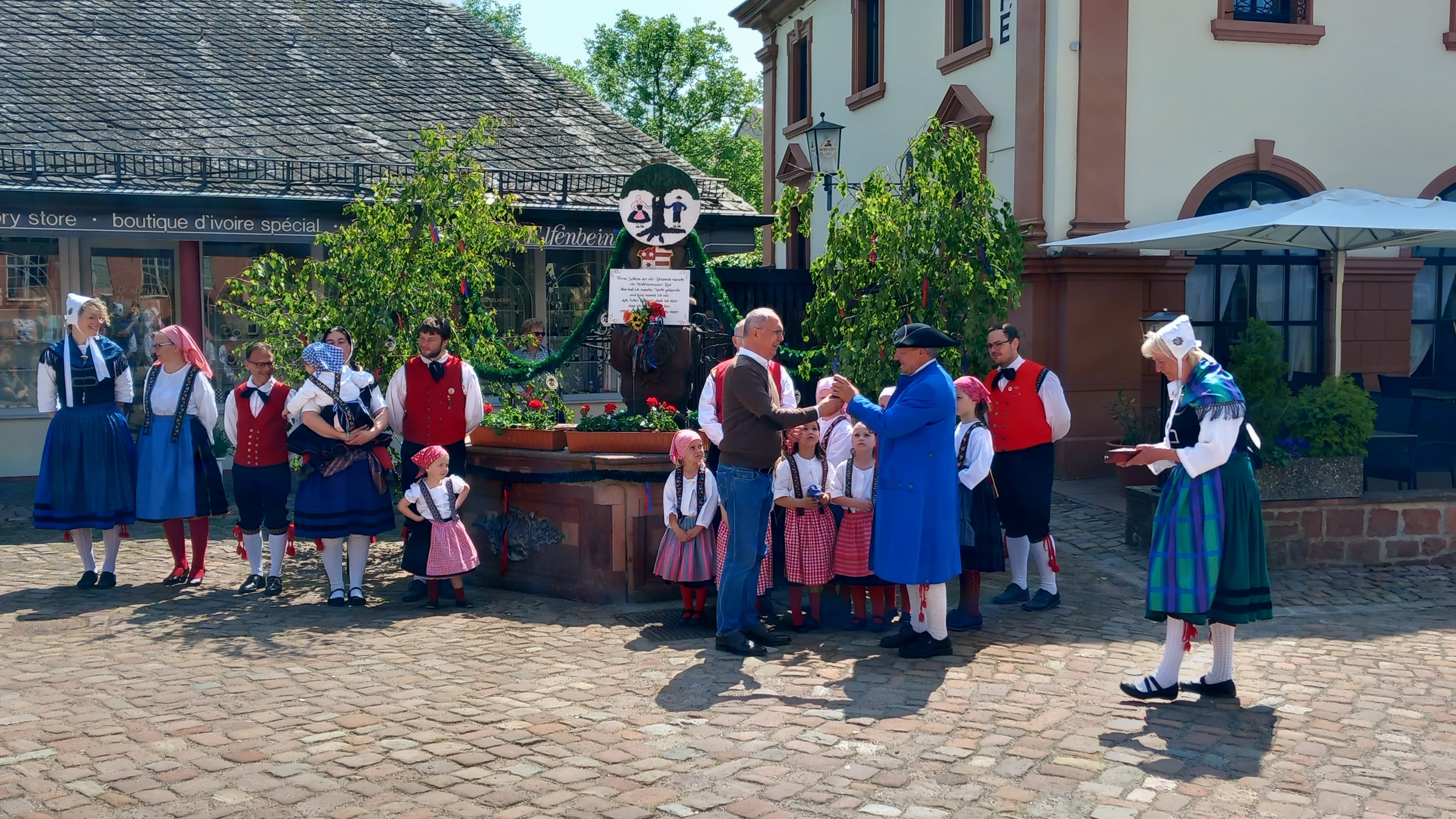 Brunnen wird feierlich geschmückt