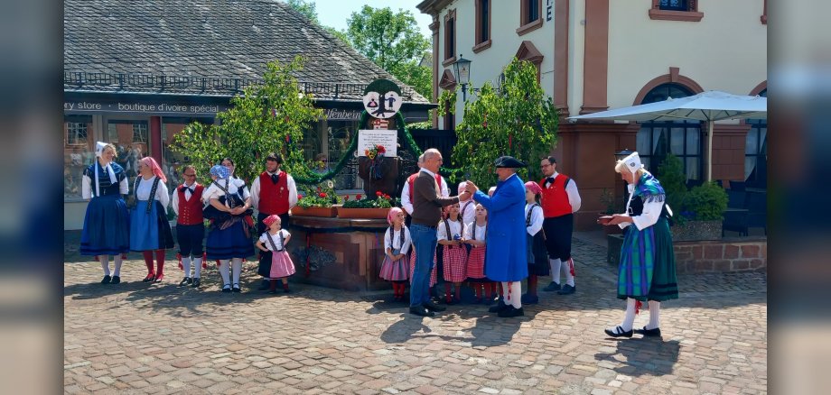 Brunnen wird feierlich geschmückt
