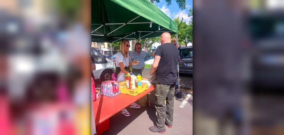 Hot Dogs werden an einem Stand an Bedürftige ausgegeben