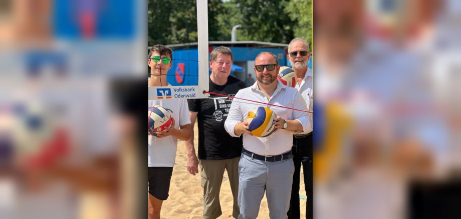 Vertreter der Volksbank Odenwald eG, der Stadt Erbach und des Volleyballvereins halten Volleybälle in der Hand.