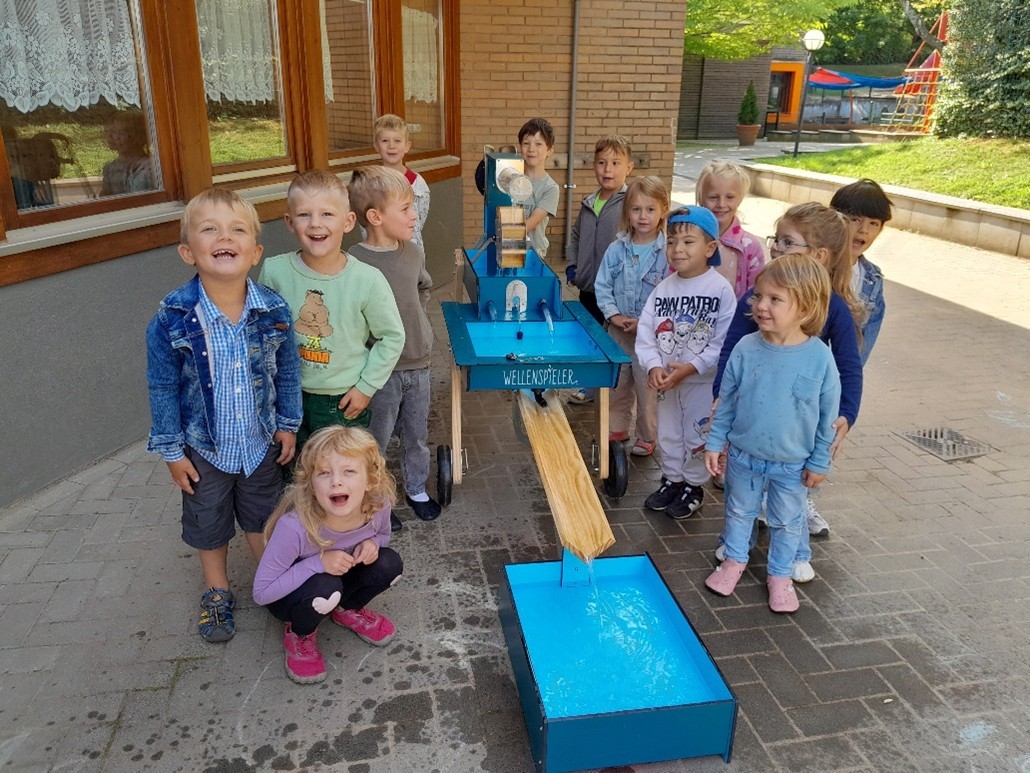 Kindergartenkinder stehen neben neuen Wellenspieler