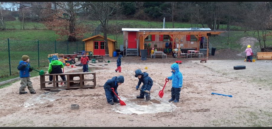 Kinder spielen im Sand