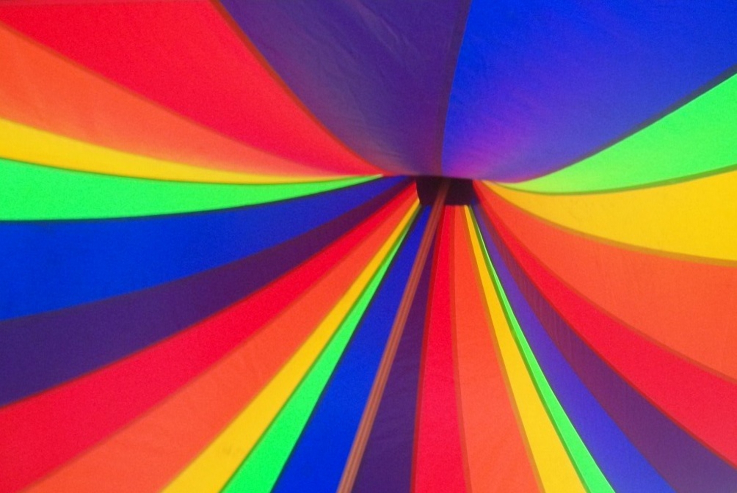 Buntes Zirkuszelt aus der Sicht von der Manege
