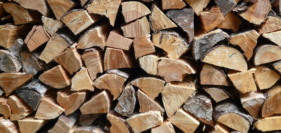 Stapel mit Brennholz Gestapelte Brennholz-Stücke