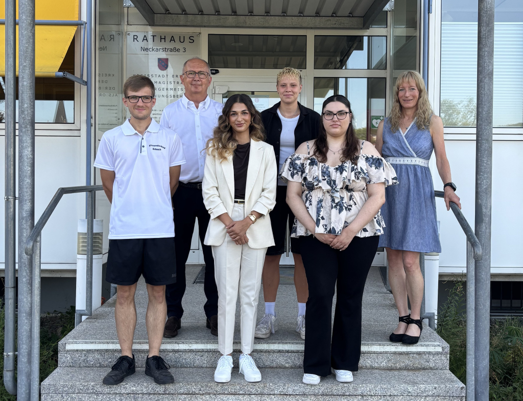 Gruppenbild mit zwei Männern und vier Frauen