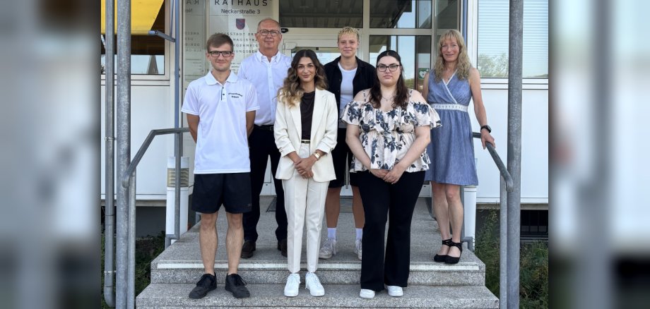 Neue Auszubildende in Erbach Gruppenbild mit zwei Männern und vier Frauen
