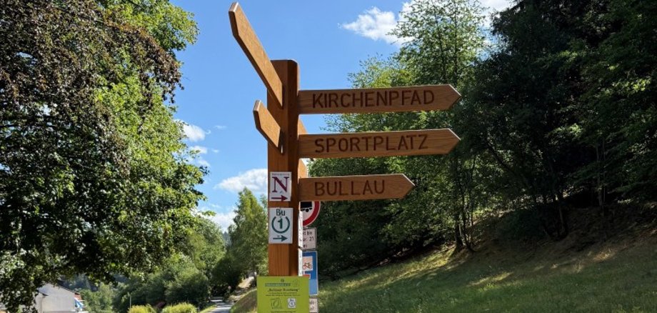 Neue Holzwegweiser rund um Bullau Ein Holzwegweiser in der Natur.