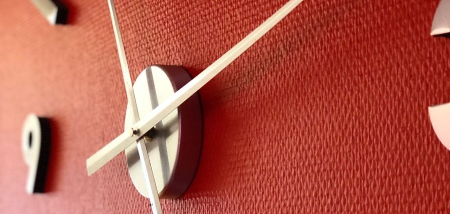 Uhr Rote Uhr mit Zeigern in Detailaufnahme