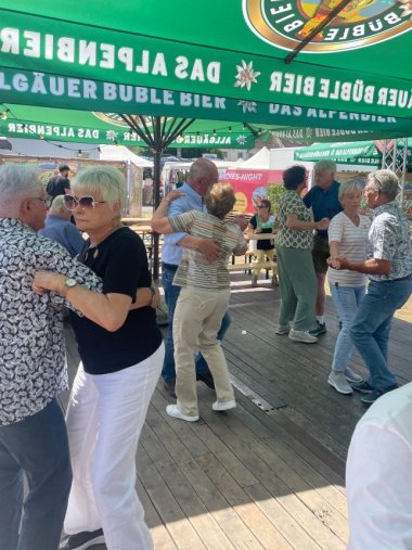 Tanz beim Seniorenfrühschoppen Seniorinnen und Senioren beim gemeinsamen Paartanz in einem Biergarten
