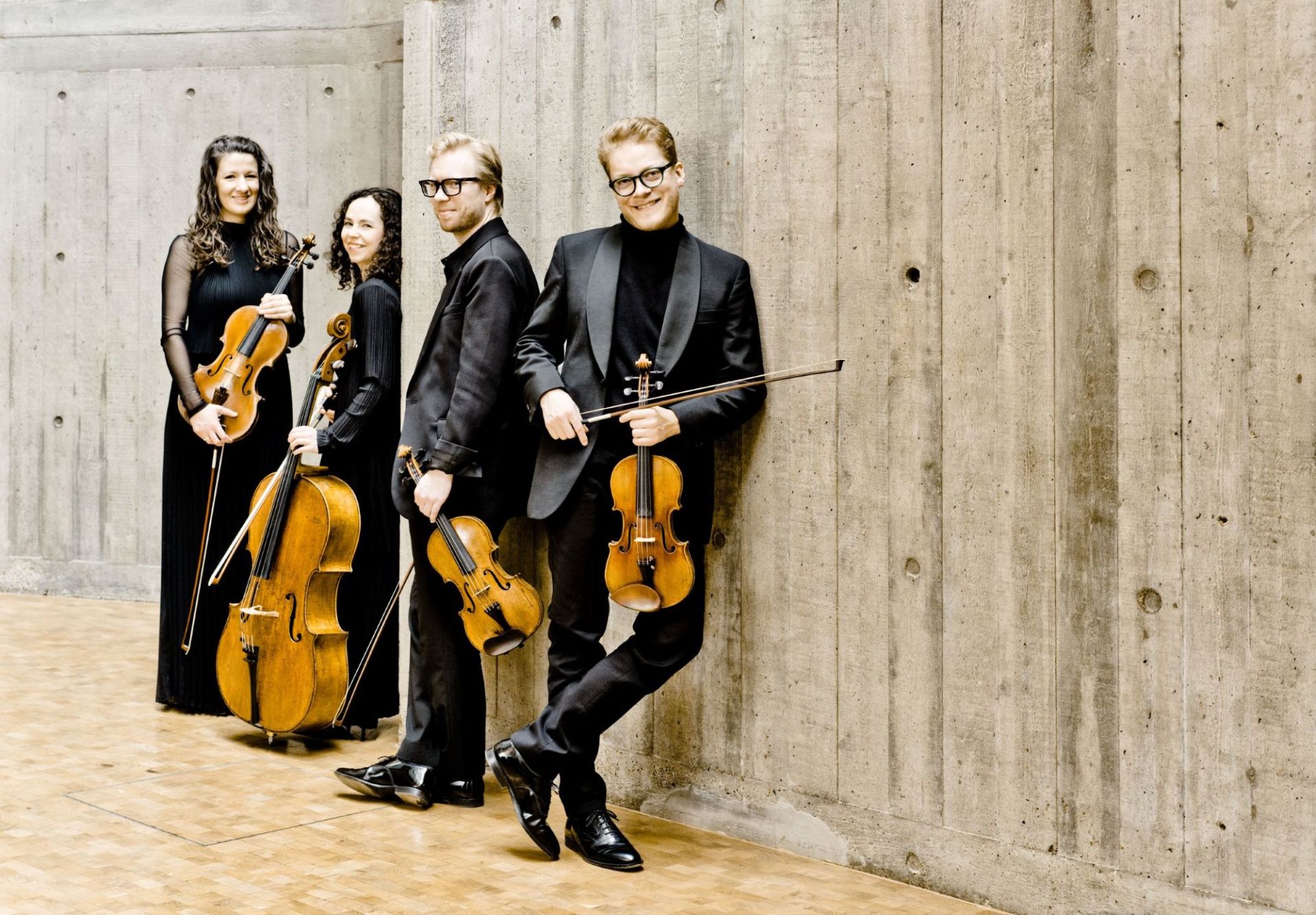 2 Männer und 2 Frauen mit Streichinstrumenten