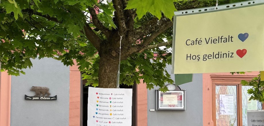 Willkommensschilder, die an einem Baum hängen