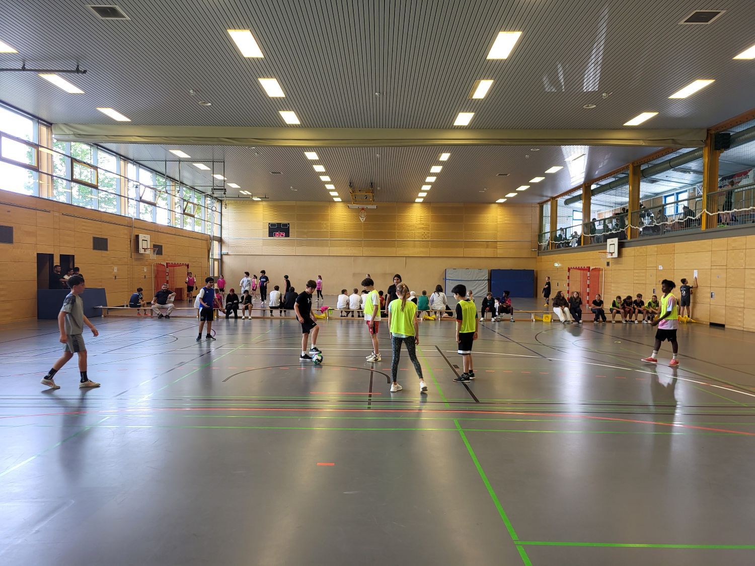 Kinder spielen in einer Turnhalle Fußball