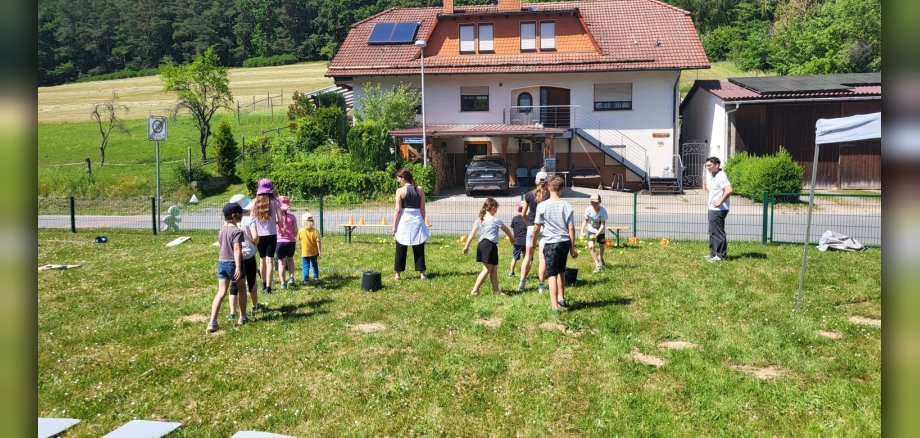 Kinderspielfest in Ernsbach Kinder beim Spielen im Rahmen eines Kinderspielfests auf einer Wiese im Sommer