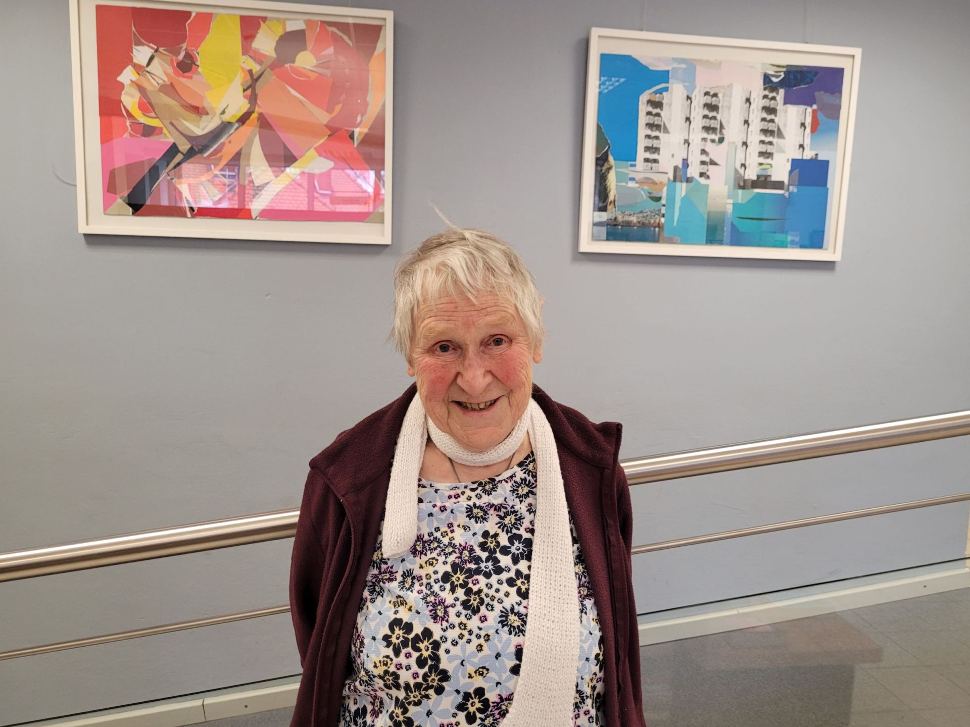 Künstlerin vor ihren Bildern