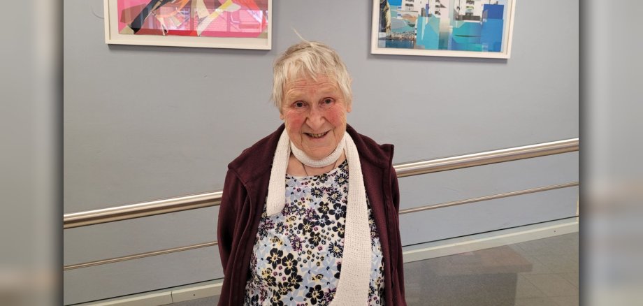 Künstlerin vor ihren Bildern