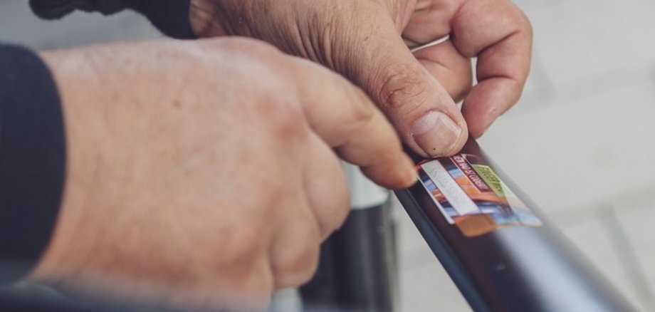 Fahrradcodierung Hand, die ein Fahrrad codiert