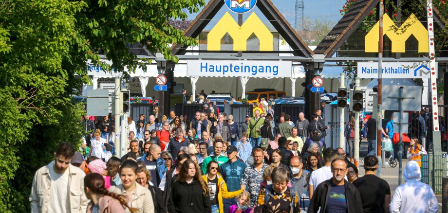 Menschen vor Eingang zum Maimarkt