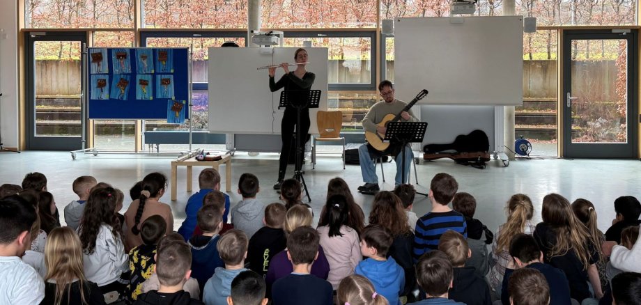 Schulbesuch SolDuo Zwei Musiker geben Konzert vor Schülern