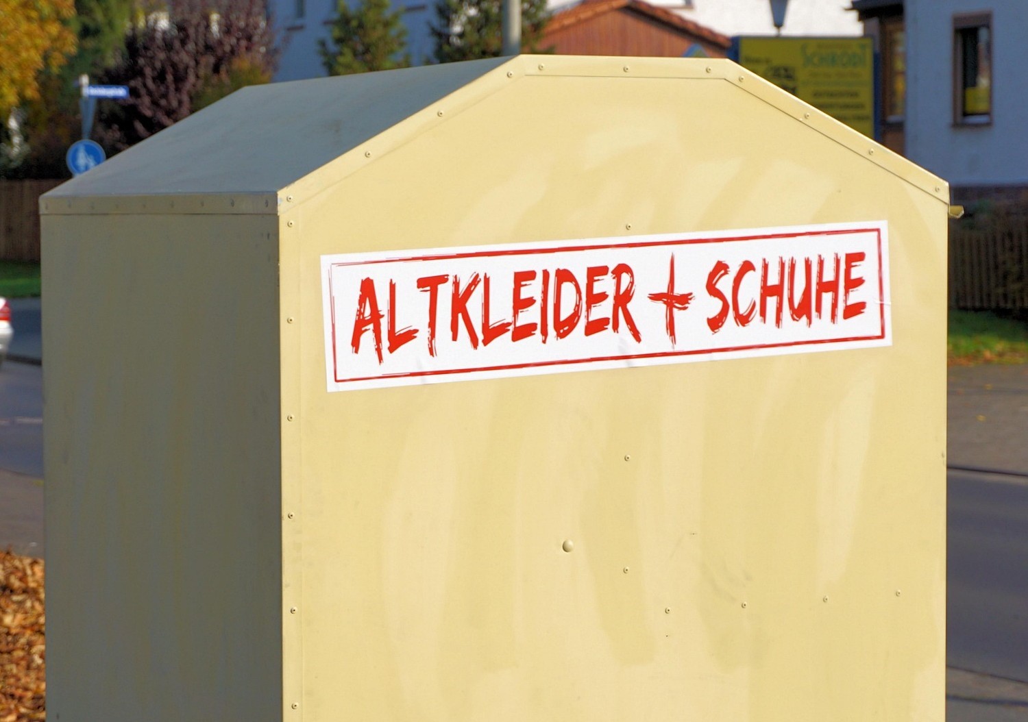 Altkleidercontainer mit Aufschrift Kleidung und Schuhe