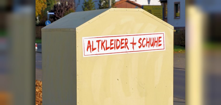 Altkleidercontainer mit Aufschrift Kleidung und Schuhe