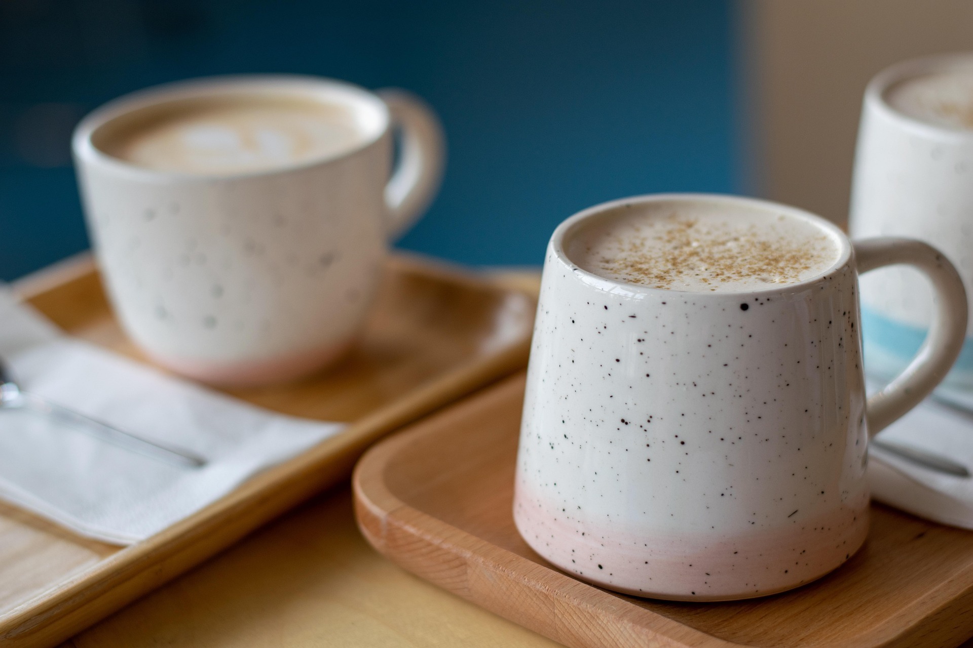 Zwei Kaffeetassen mit Kaffee stehen auf einem Tisch