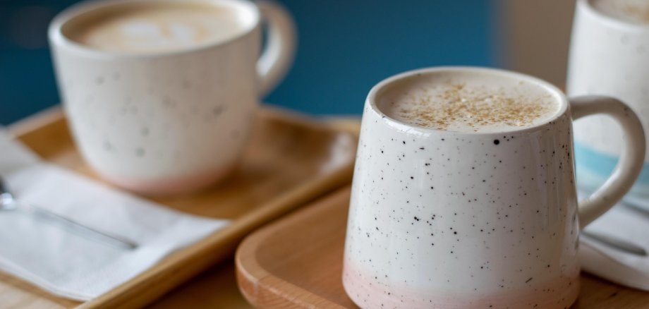 Kaffetassen Zwei Kaffeetassen mit Kaffee stehen auf einem Tisch