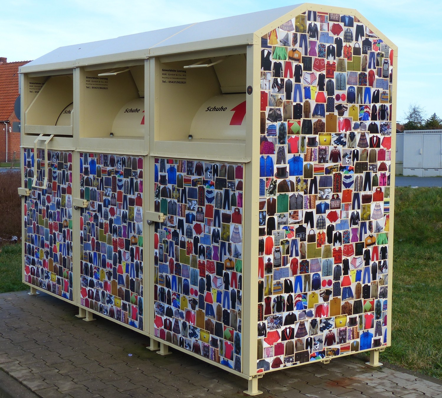 Drei Altkleidercontainer nebeneinander. Auf den Seiten sind Bilder von Kleidung aufgeklebt.