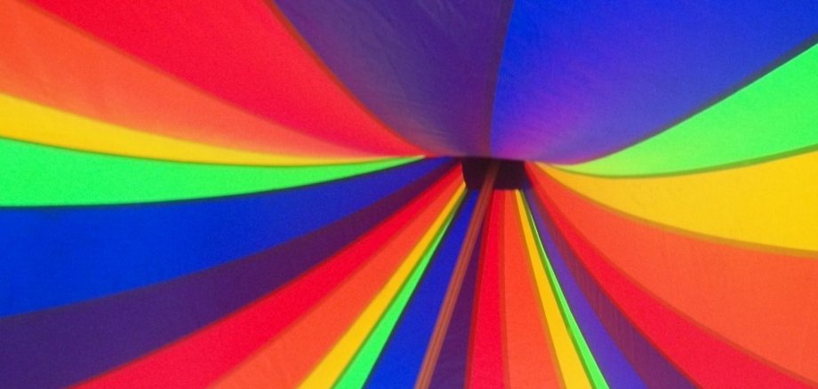 Buntes Zirkuszelt aus der Sicht von der Manege