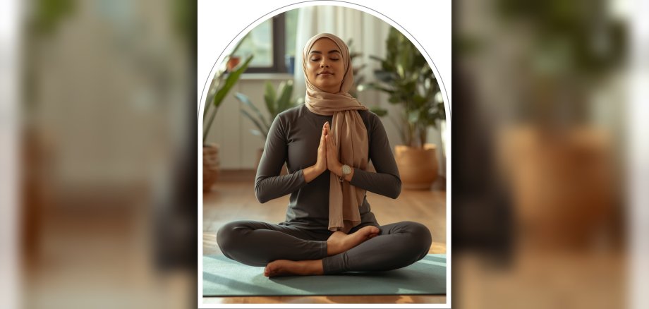 Frau mit Hijab macht Yoga