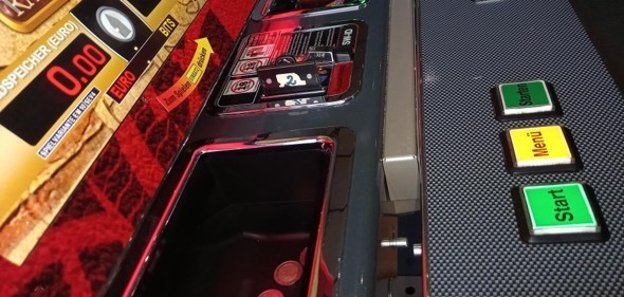 Kontrolle von Spielgeräten Spielgerät mit Startknopf in Detailaufnahme