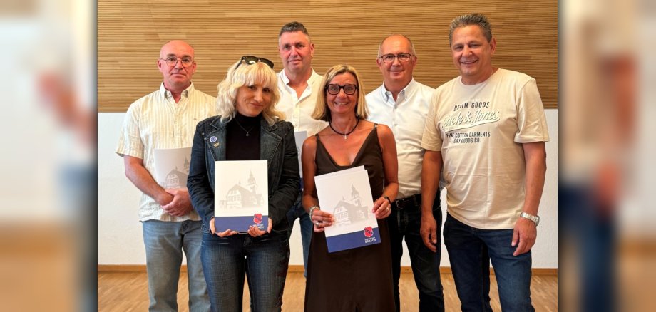 Jubilarfeier im Rathaus Gruppenbild mit 4 Männern und zwei Frauen. Alle lächeln in die Kameras und die zwei Frauen haben Urkunden in den Händen.