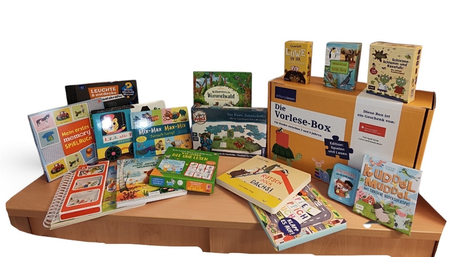 Mehre Bücher und Spiele auf einem Tisch