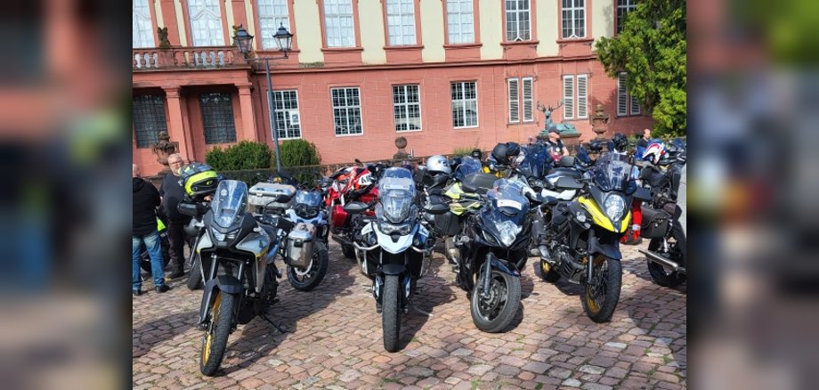 Motorräder vorm Erbacher Schloss beim Fellows Ride Odenwald Parkende Motorräder vor einem historischen Schloss.