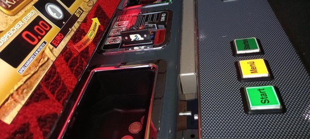 Spielgerät mit Startknopf in Detailaufnahme
