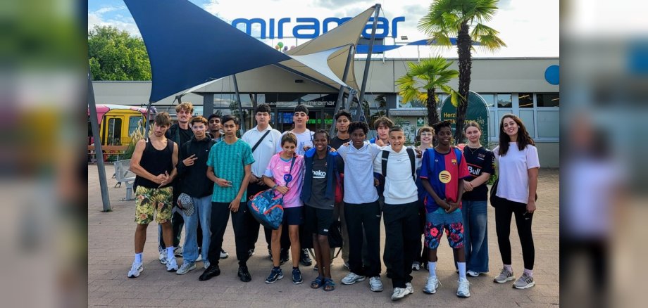 Jugendliche des Jugendtreffs beim Ausflug im Miramar Gurppenbild von Jugendlichen vor einem Freizeitbad
