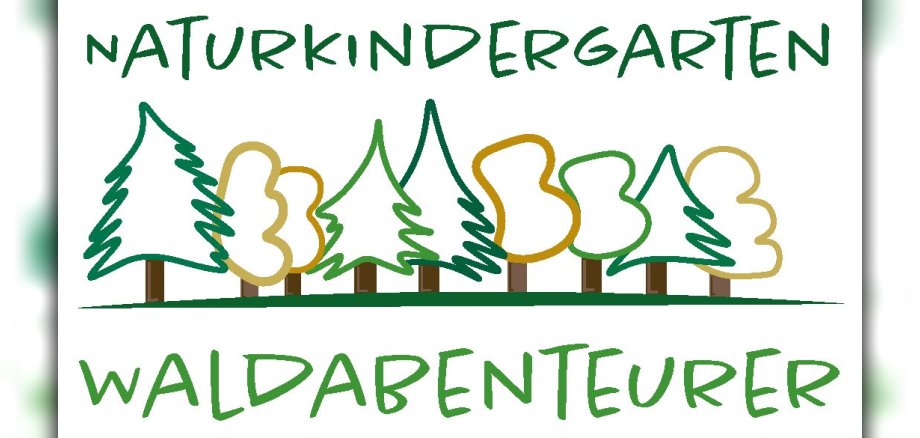 Logo mit grüner Schrift und Waldbäumen