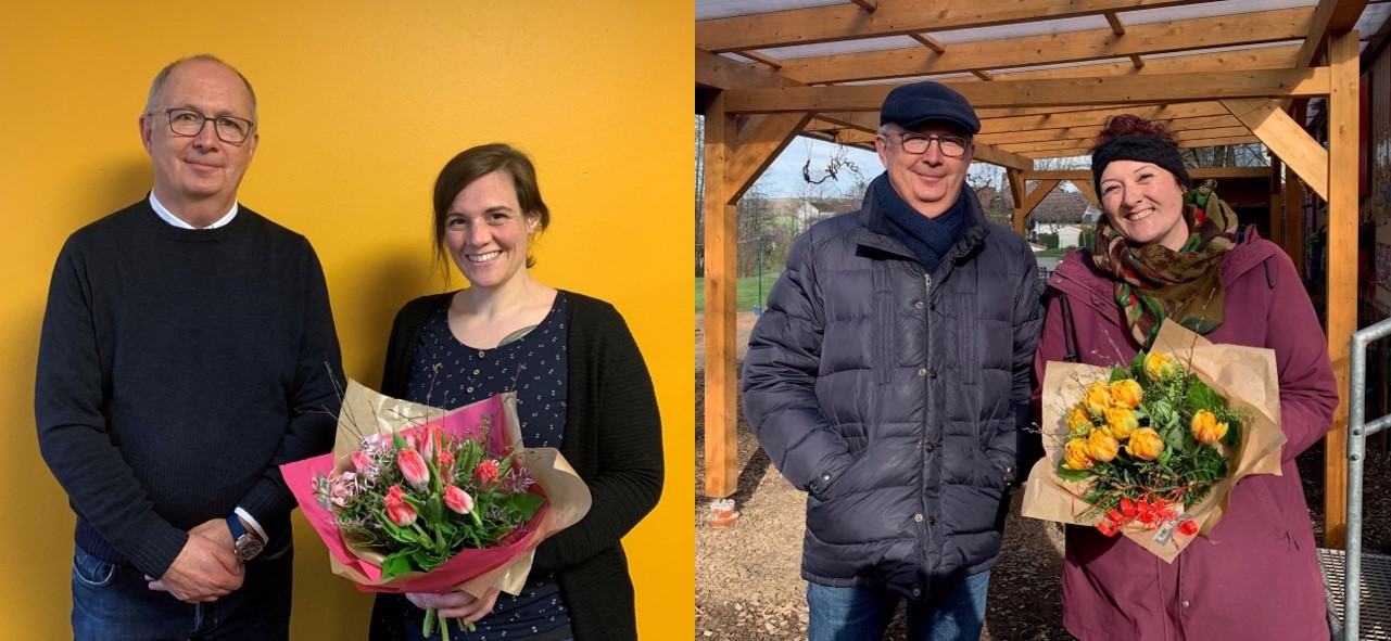 Bürgermeister gratuliert zwei Erzieherinnen mit Blumenstrauß