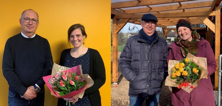 Bürgermeister gratuliert zwei Erzieherinnen mit Blumenstrauß