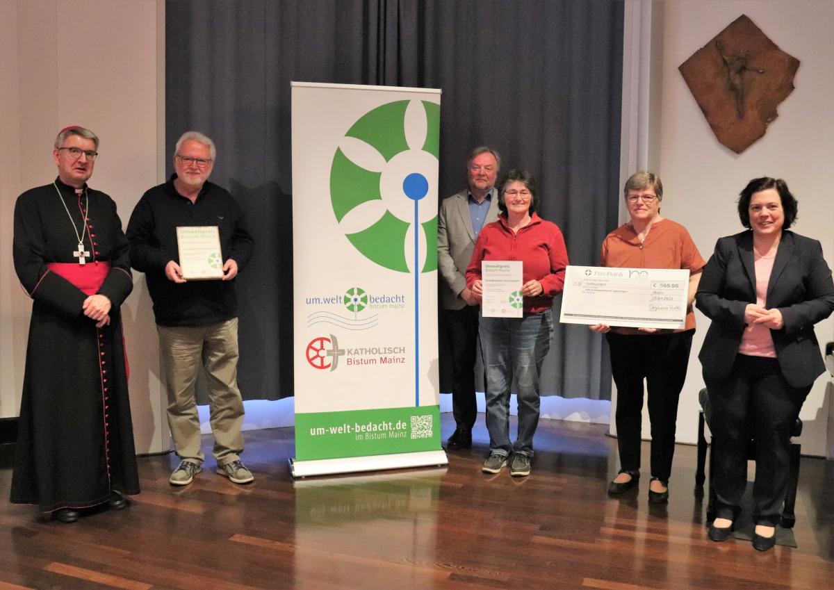 Umweltpreis Innovation für St. Josefs-Ecke Preisträger auf Bühne mit Urkunden