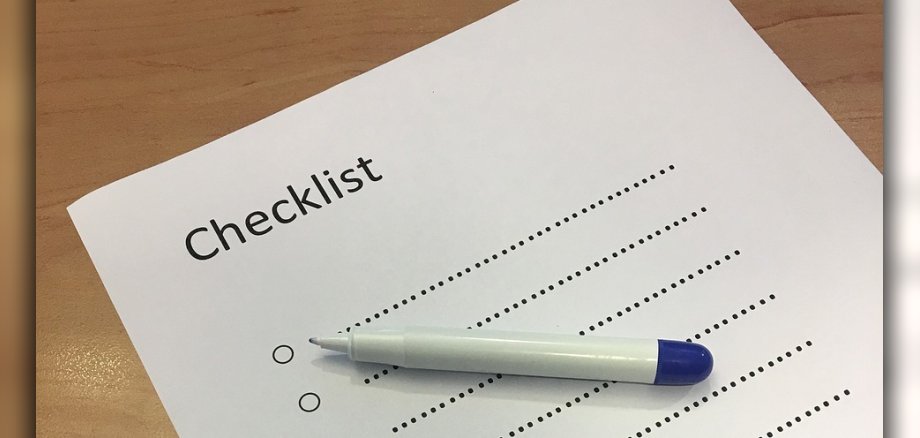 Checkliste mit Kugelschreiber